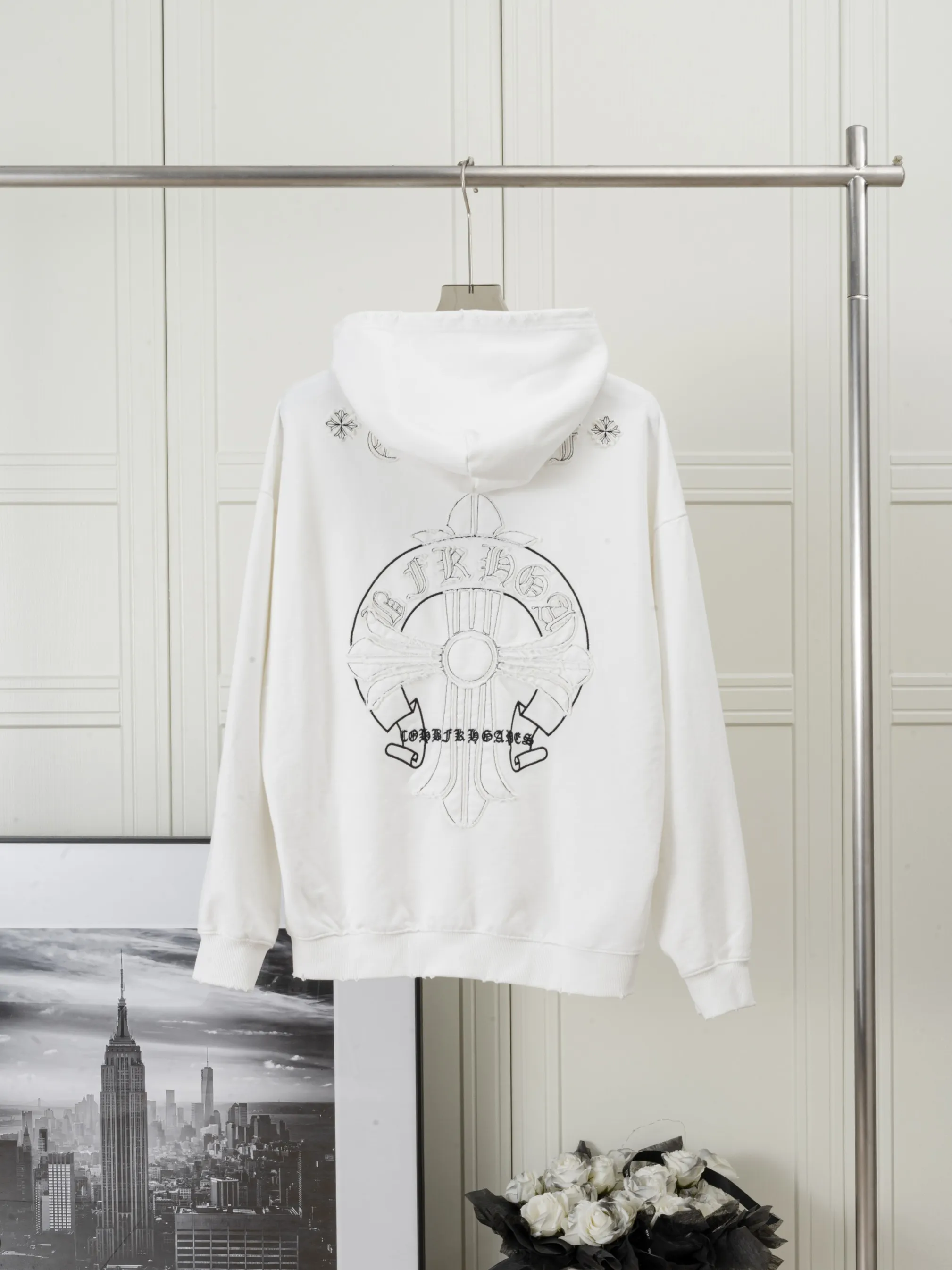 P320 𝗖𝗵𝗿𝗼𝗺𝗲 𝗛𝗲𝗮𝗿𝘁𝘀/Cro Heart 2025 Cross Patch Embroidery Summer New Original Single Counter American Acid Washed Distressed Laser Burnt Patch Embroidery Couple Casual Hooded Sweatshirt Customized fabric 440g tripe terry fabric! American acid-washed and distressed original fabric laser burnt ✟appliqué embroidery and exquisite embroidery of letters! The best-selling model at the counter. It is very comfortable to wear. It is low-key yet luxurious. It is very classy when worn. The large size and tailoring are needless to say. The upper body is exquisite and vivid. 👍High-end first-class materials. A truly palace-level product. The cotton from Turkey is of outstanding quality. After heavy washing, the clothes are very soft! Not picky, the upper body is absolutely stylish and extremely luxurious. Auxiliary materials: The original model has been authenticated and labeled ➕100% silk washed with water label. Genuine purchase-grade original hangtag➕matching hanging rope➕3D hanging beads➕original packaging bag. Craftsmanship: The original version has consistent wiring! The highest version of the armhole matching technique! Countless times of pattern making to 100% restore the original appearance! The correct version is the same for men and women, super eye-catching, super good-looking, and super atmospheric! Color: white, washed black, washed blue Size: XS-L